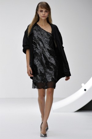 cara_delevingne_topshop_unique_ss_2013_london_fashon_week_eiHBCUdg.sized