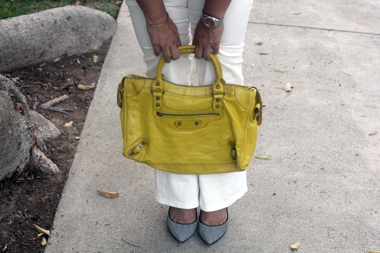 Rossana Vanoni Seasonless Outfit, Revolve Clothing jeans, Carolinna Espinosa pumps, Balenciaga bag