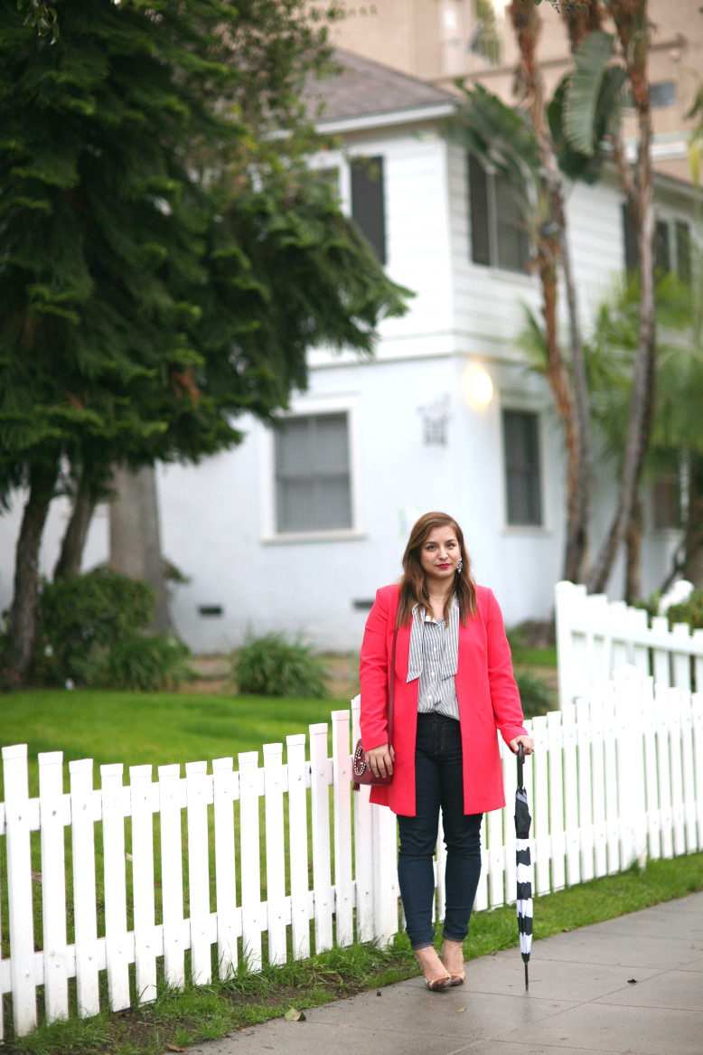 Rainy-Day-Outfit-Chic-Jeans-Coat-Pumps