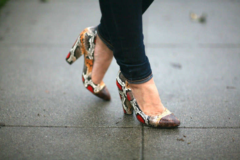 Rainy-Day-Outfit-Colorful-Shoes