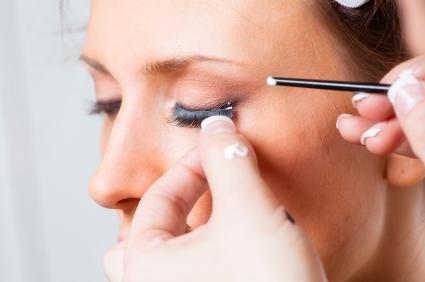 How to apply fake eyelashes