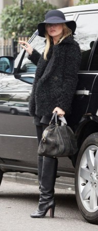  Kate Moss in a black floppy hat