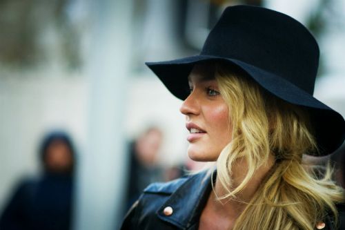How to Wear Wide-Rim and Floppy Hats This Fall